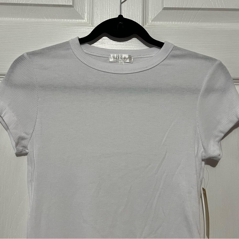 ๐ *NEW* Riley & James -โ Basic White Tee - Picture 2 of 8